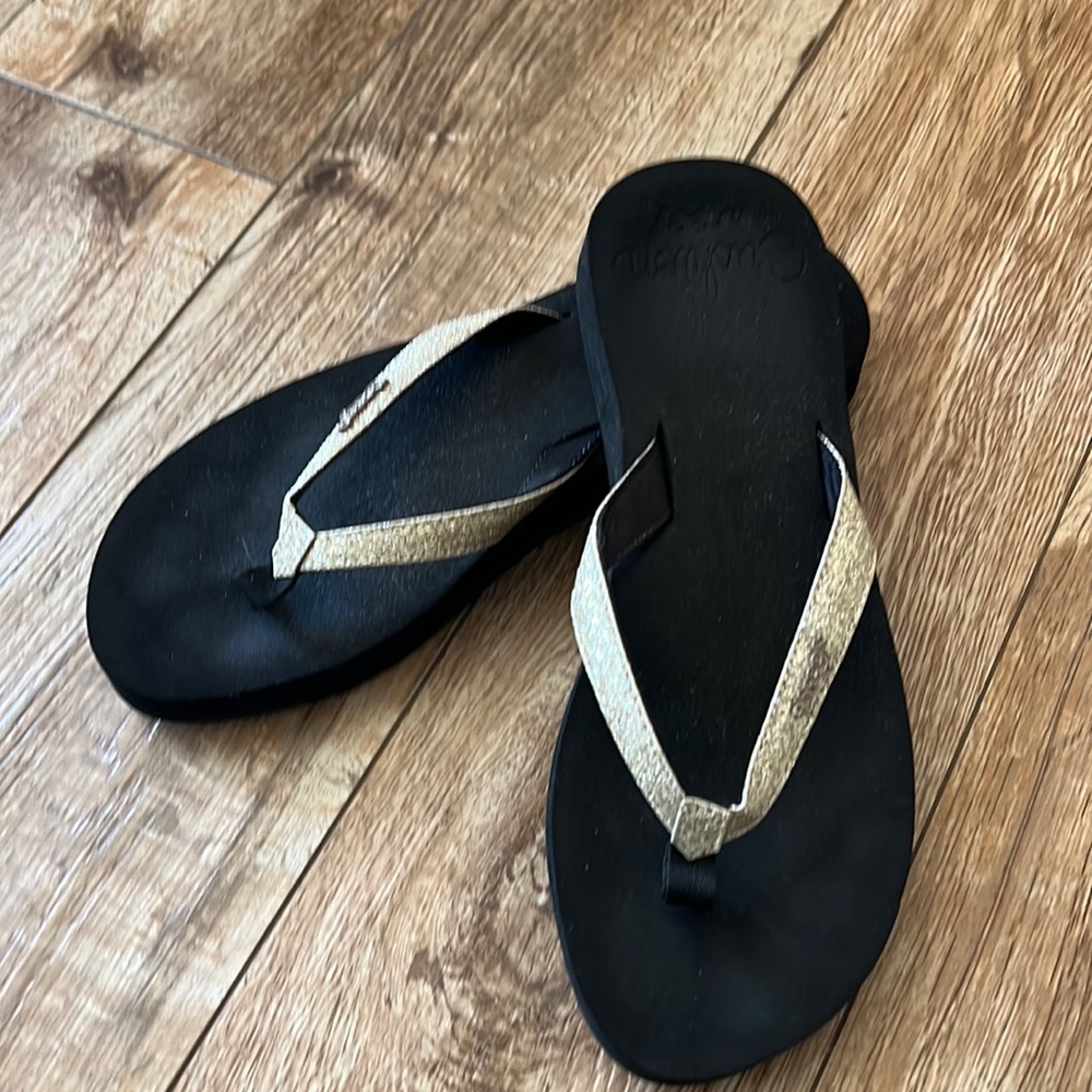 Reef Star Cushion gold flip flops.